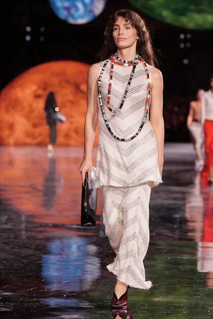 Lux desfiló un conjunto de dos piezas con estampado
de chevron en negro que complementó con collares de
cuentas en rojo, blanco, menta y negro, clutch de cuero
y stilettos bordó con detalles en negro