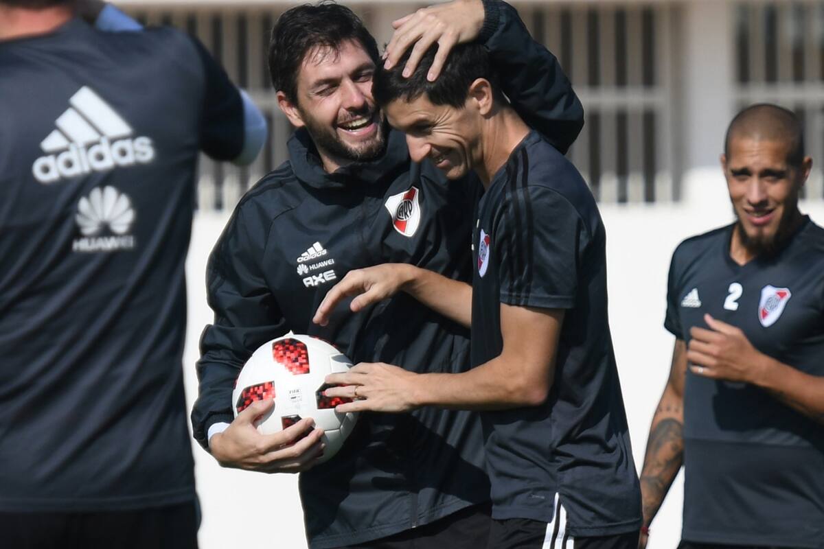 Lux y Nacho Fernandez en el entrenamiento que realiza River en Abu Dhabi