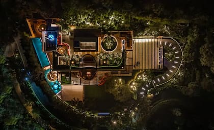El diseño de la casa se inspiró en la naturaleza e incorpora elementos de fuego y agua