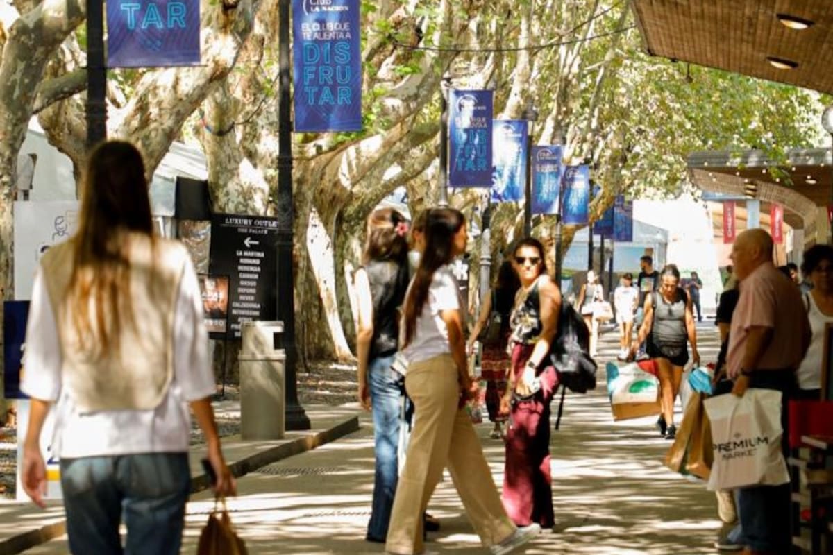 Luxury Outlet realizó hoy la preapertura para socios de Club La Nación
