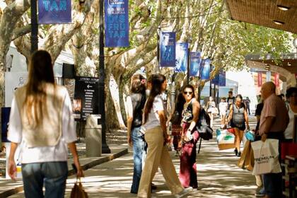 Luxury Outlet realizó hoy la preapertura para socios de Club La Nación