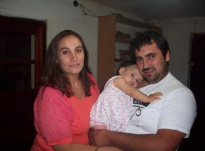 Luz en brazos de su papá y junto a su tía Lorena.