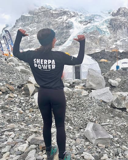 Luz Giménez en el campamento base con camiseta del "sherpa power"