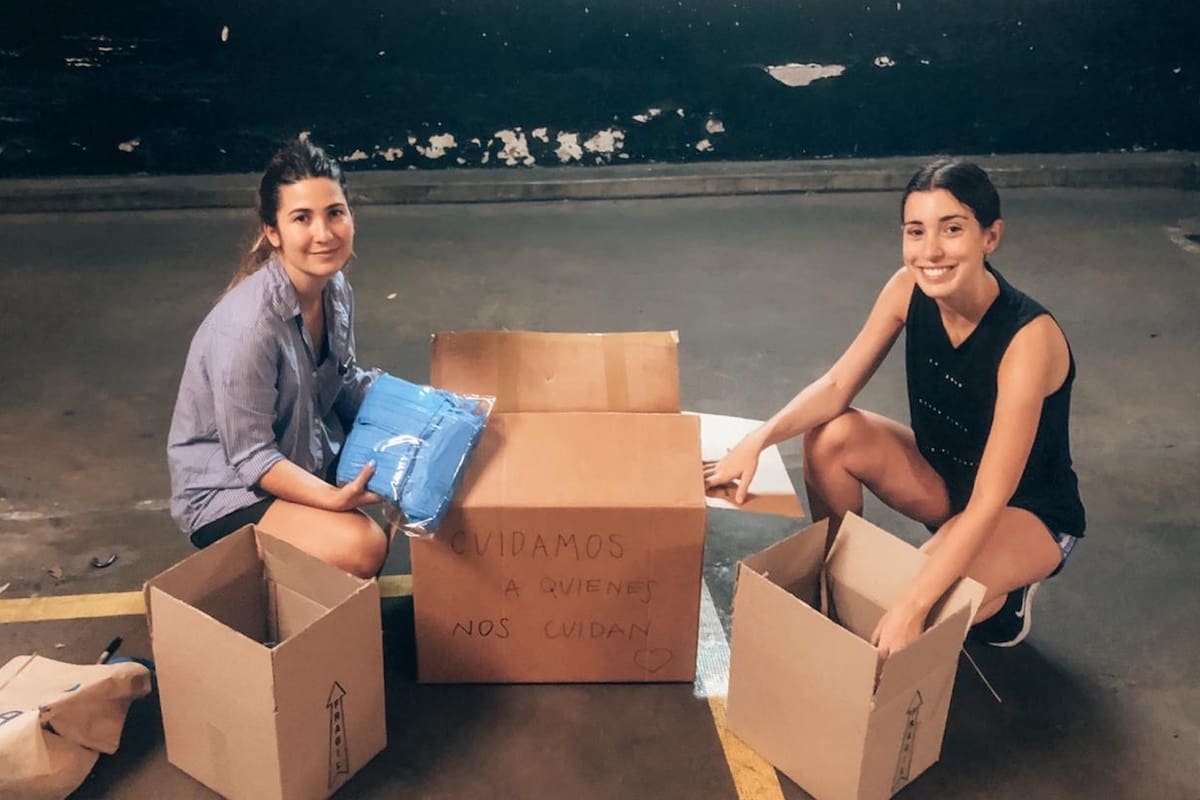 Luz González Clement y su socia tienen una marca de ropa que hoy dedica sus días a fabricar barbijos, camisolines, gorros y botas para donar al personal de la salud.