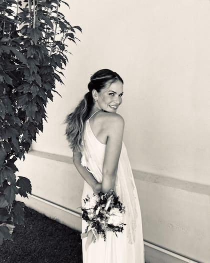 Luz se transformó en una novia soñada, con un estilo muy
natural. Para el maquillaje y el peinado, la actriz convocó a
Fini Rico, una argentina que vive en España