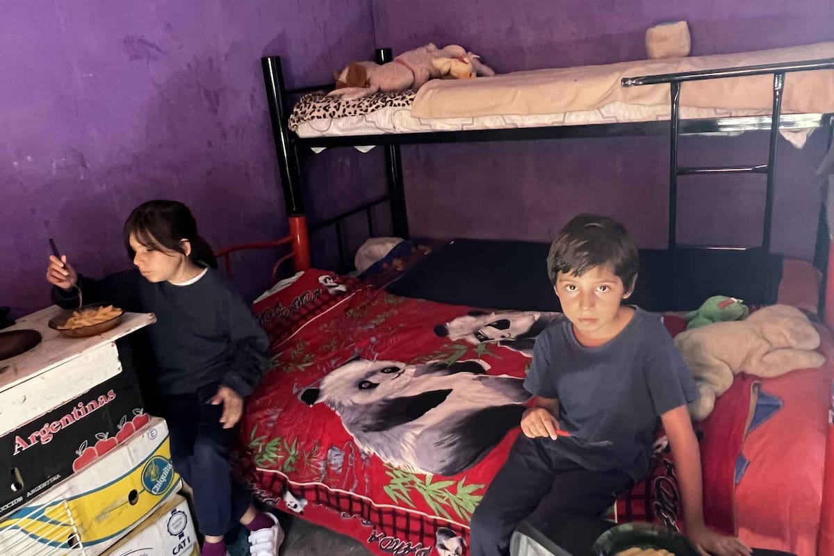 Luz y Gabriel comen, hacen la tarea y juegan sobre la cama porque no tienen una mesa en el monoambiente que alquila su familia