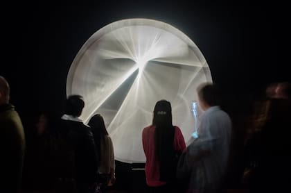 Luz y movimiento producen un efecto hipnótico en Le Parc Lumière