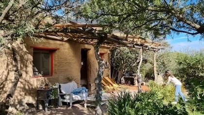 Luz y Santiago construyeron su propia casa de adobe en un terreno ubicado cerca de San Javier, Córdoba (Foto: YouTube / Sueños de ruta)