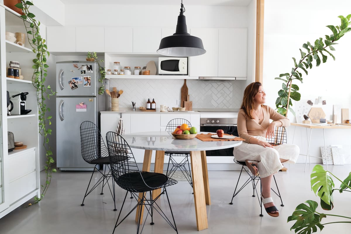 Luz y verde en el departamento de Palermo de una diseñadora de interiores.