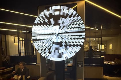 Luzz Project es una exploración artística que replantea qué entendemos por “obra de arte”. En lugar de ser algo estático, aquí la creación se activa. No se limita a ser vista: se atraviesa, se vive, se habita.