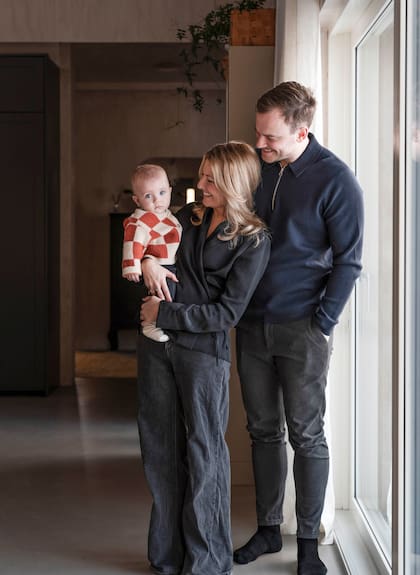 Lydia Broström y Alexander Brinkmann junto a su pequeño hijo.