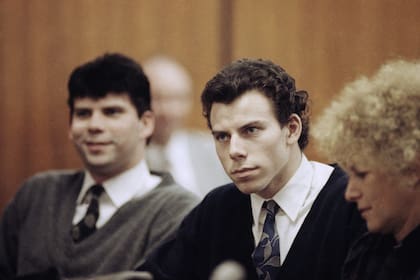 Lyle (izquierda) y Erik Menendez sentados con su abogada Leslie Abramson en el tribunal municipal de Beverly Hills durante una audiencia, el 26 de noviembre de 1990
