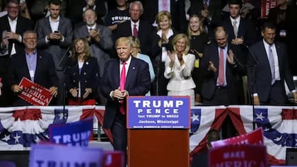 Lynn Fitch, vestida de blanco, durante un mitín del expresidente republicano Donald Trump en 2016