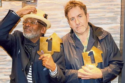Lynval Golding y Terry Hall con su galardón después de casi 40 años