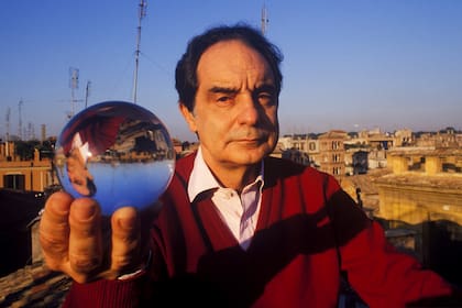 L'√©crivain italien Italo Calvino chez lui √† Rome en d√©cembre 1984, Italie. (Photo by Gianni GIANSANTI/Gamma-Rapho via Getty Images)