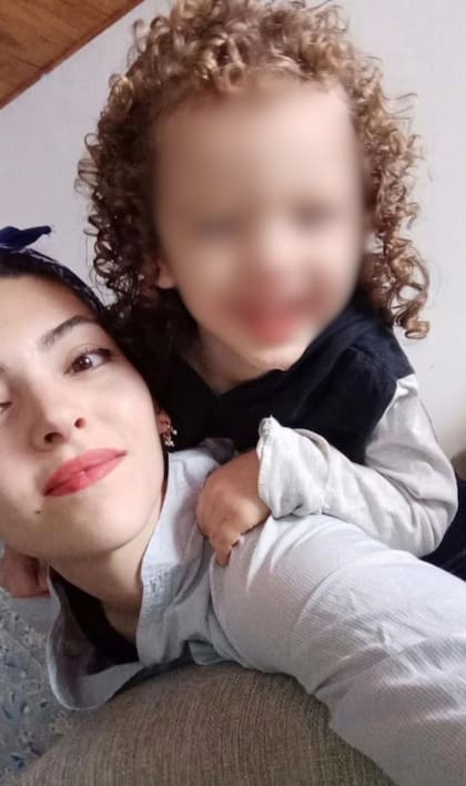 M. junto a su madre, Alexandra Sabio