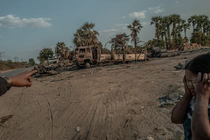 Ma Khin Moe Hnin, a la derecha, dirigía un depósito de combustible que fue bombardeado por el ejército
