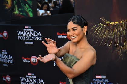 Mabel Cadena se mostró muy simpática y graciosa con los fotógrafos presentes en el lugar y no dudó en sacarse fotos haciendo distintas poses en alusión a su personaje