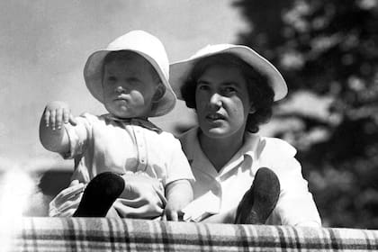Mabel junto al príncipe Carlos, de dos años