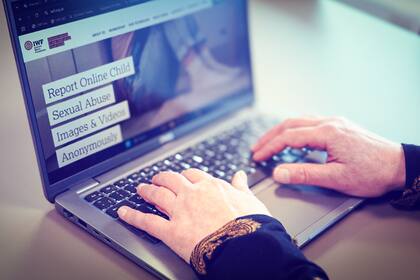 Mabel recibe sesiones mensuales de asesoramiento y apoyo para su bienestar que le ayudan a sobrellevar las imágenes que ve.