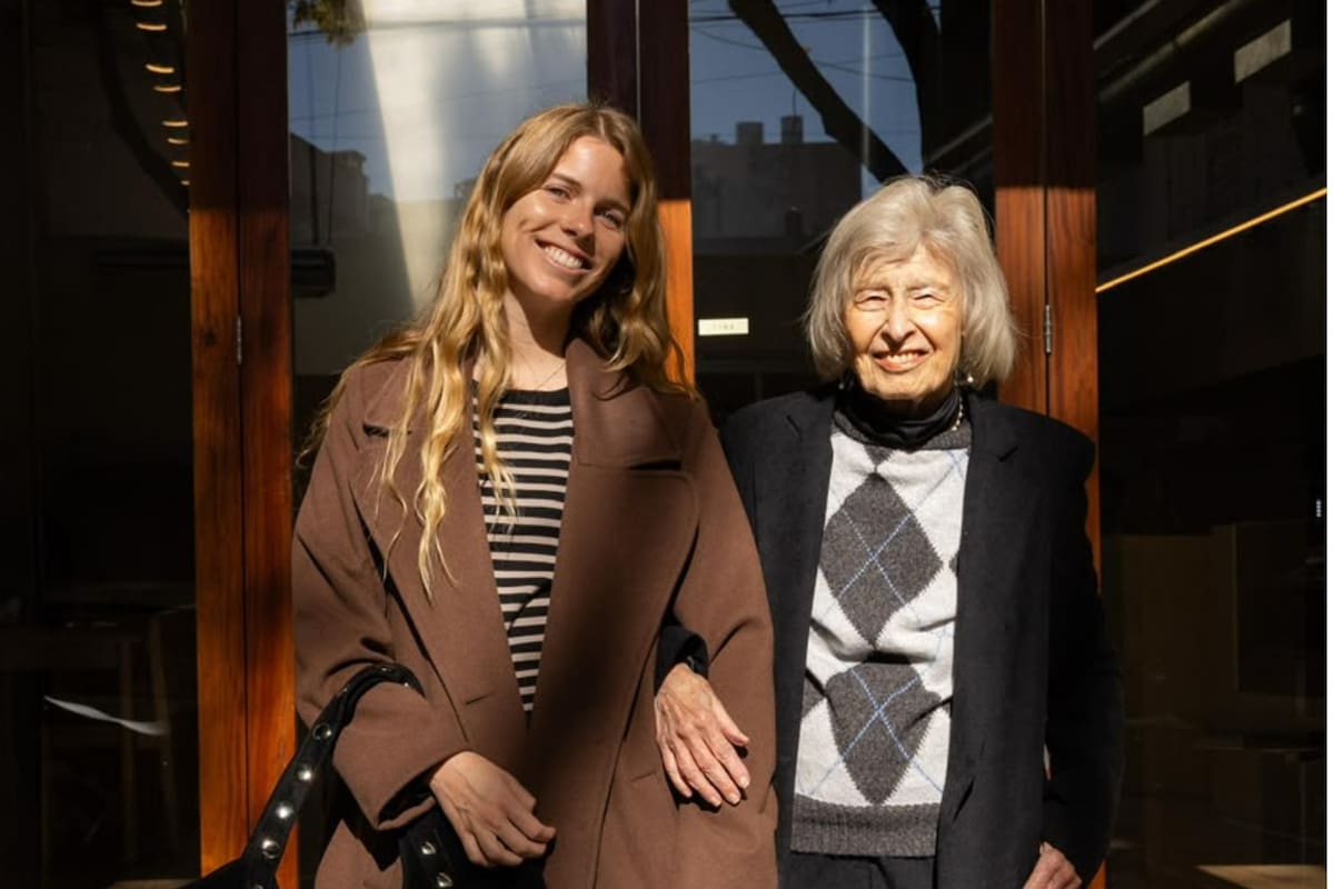 Mabel Roncoroni, de 94 años, y su nieta Juana Figueroa, de 27, graban videos juntas desde hace dos años