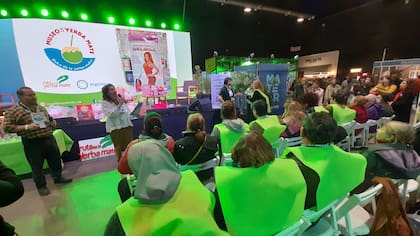 Mabel Salmoni y Fernando Buansanti fueron los conductores del Concurso de Cebadores de Mate