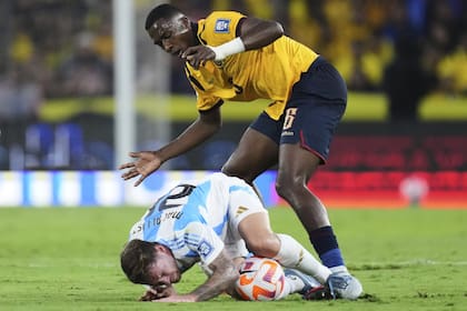 Mac Allister al piso, en un duelo contra Joel Ordóñez entre Argentina y Ecuador