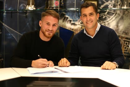 Mac Allister, el día que firmó su contrato con Boca, con el dirigente Christian Gribaudo