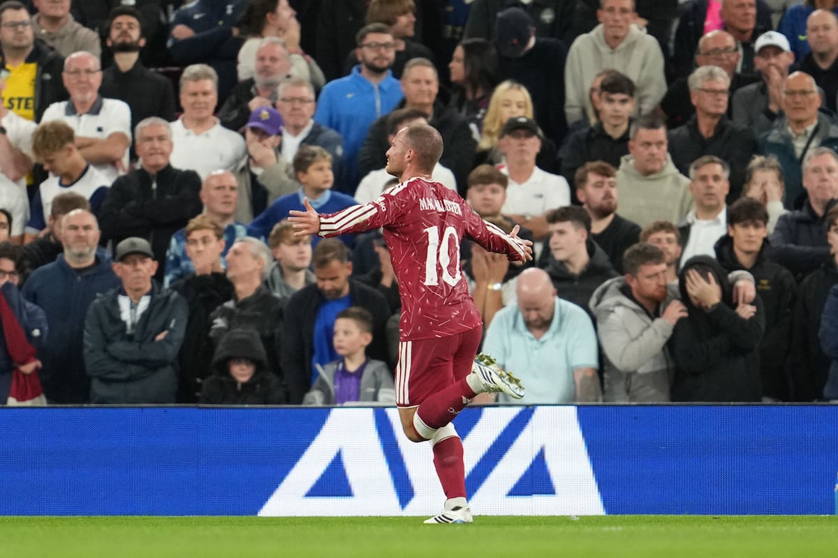 Mac Allister festeja su golazo con los hinchas de Liverpool en Anfield Road
