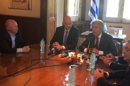 Mac Allister junto con Infantino y Tabaré Vázquez en Montevideo