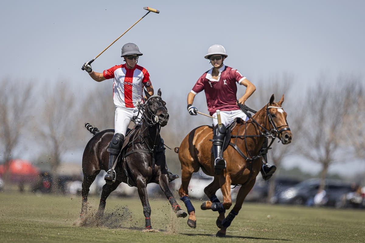 Mac Donough, con los colores de La Irenita, lucha por la bocha con Lorenzo Chavanne, de Kazak, en el duelo por el Abierto del Jockey Club en Pilar