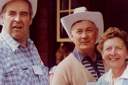 Mac Reilley (izquierda), Buddy MacCallum y su esposa Rose MacCallum en la reunión de antiguos prisioneros de guerra en Calgary, 1985