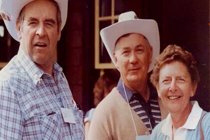 Mac Reilley (izquierda), Buddy MacCallum y su esposa Rose MacCallum en la reunión de antiguos prisioneros de guerra en Calgary, 1985
