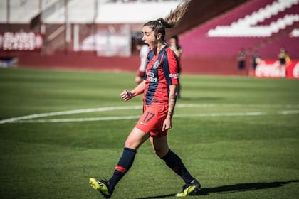 Maca Sánchez celebra uno de sus goles en la victoria sobre Lanús