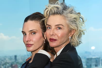 Macarena Achaga junto a Margarita Rosa de Francisco, las protagonistas de la nueva novela de HBO Max, Colisión