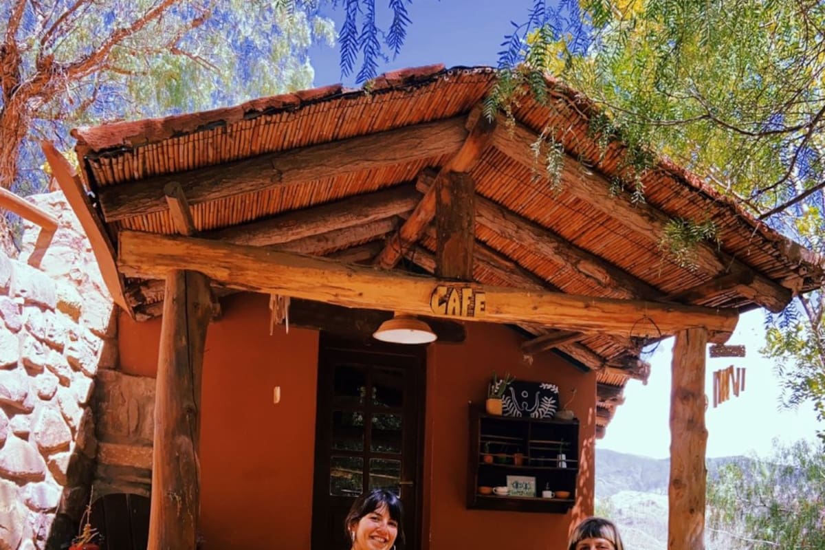 Macarena Guzmán y Gabriela Álvarez al frente de Cafecito Aldea, en Tilcara, Jujuy