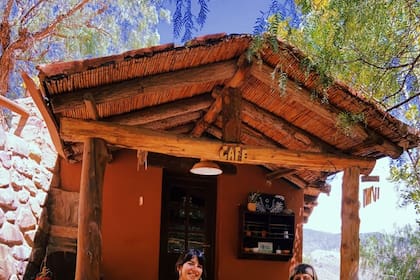 Macarena Guzmán y Gabriela Álvarez al frente de Cafecito Aldea, en Tilcara, Jujuy