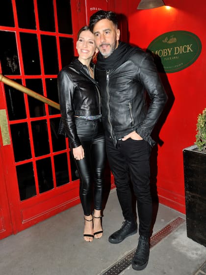 Macarena Rinaldi y Federico Hoppe, en look total black, tendencia del festejo