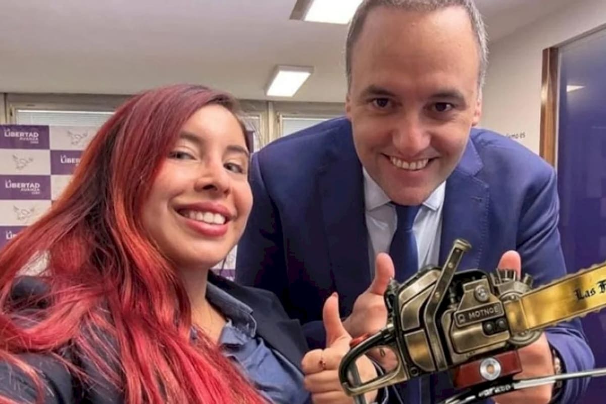 Macarena Rodríguez y Manuel Adorni; ella es subsecretaria de prensa e integró la comitiva al Vaticano