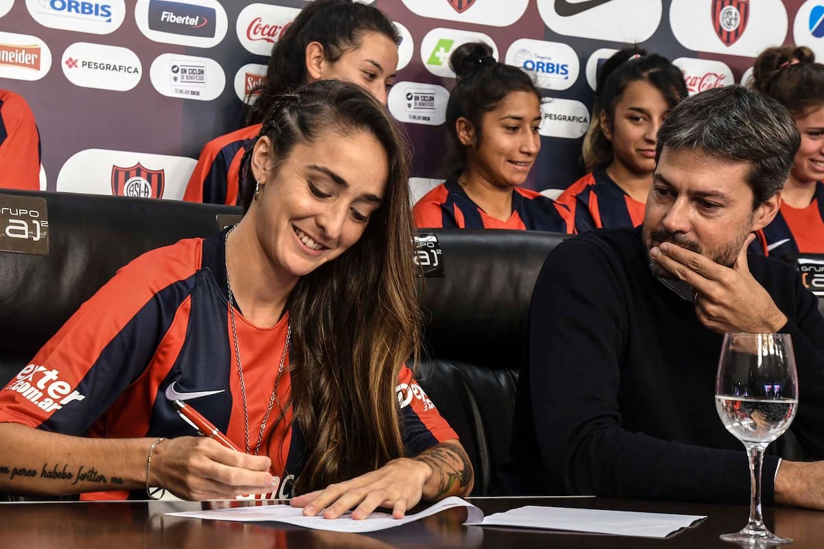 Macarena Sánchez Jeanney es una de las 15 futbolistas de San Lorenzo que firmaron el primer contrato, junto al presidente Matías Lammens
