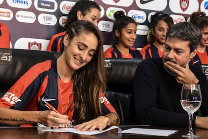 Macarena Sánchez Jeanney es una de las 15 futbolistas de San Lorenzo que firmaron el primer contrato, junto al presidente Matías Lammens