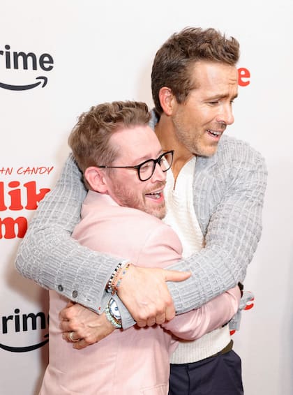 Macaulay Culkin y Ryan Reynolds se mostraron muy compinches ante los flashes. El protagonista de Mi pobre angelito es uno de los que presta testimonio en este documental dedicado a John Candy