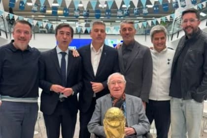 Macaya Márquez junto al equipo que lo acompañará al Mundial 2026