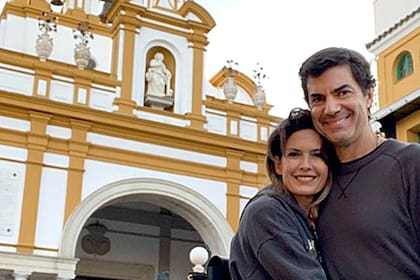 Isabel Macedo y Juan Manuel Urtubey lograron abordar un avión proveniente de España, y se encuentra camino a Argentina