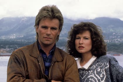 MacGyver junto a NIkki Carpenter, uno de sus intereses amorosos.