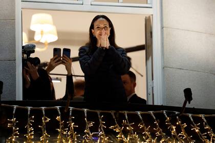 Machado saludando a cientos de venezolanos desde el balcón del Grand Hotel, en Oslo