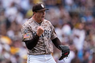 Machado y France lideran una remontada tardía y los Padres vencen 5-4 a los Azulejos