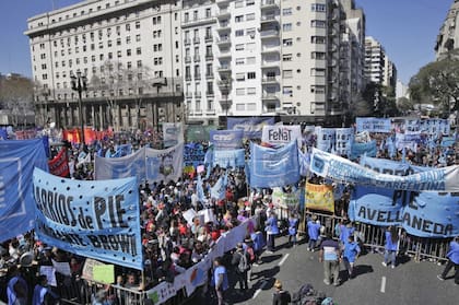 Machas en los alrededores del Congreso durante el tratamiento de la ley de emergencia alimentaria