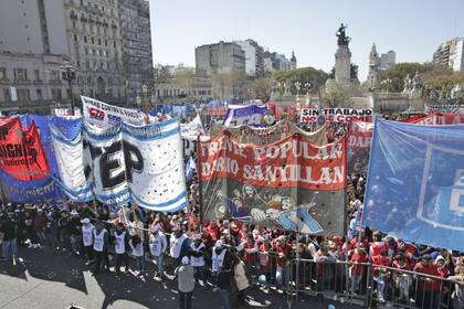 Machas en los alrededores del Congreso durante el tratamiento de la ley de emergencia alimentaria