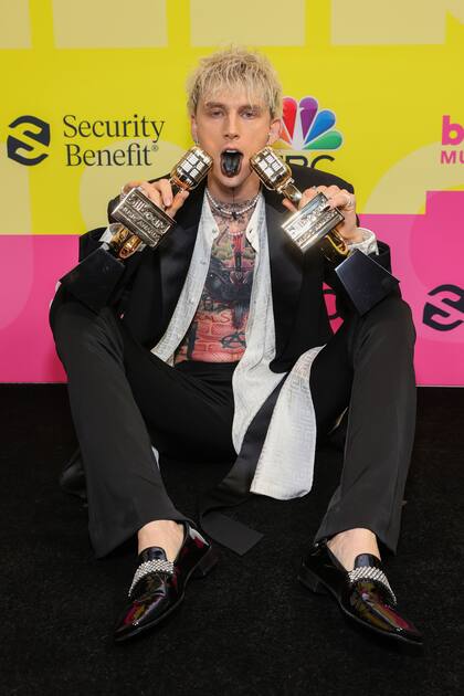 Machine Gun Kelly, ganador de dos premios, álbum y artista de rock